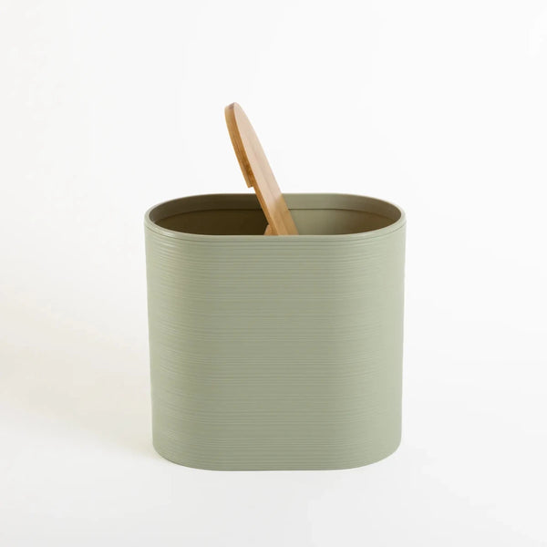 Kit de banheiro decorativo com detalhes em bambu confeccionado em estrutura resistente com excelente acabamento superficial com design funcional que otimiza o espaço da bancada, uma escolha prática e refinada para transformar a decoração e funcionalidade do seu banheiro.