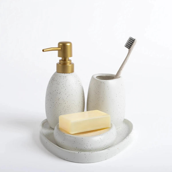 Kit de banheiro decorativo na cor areia produzido em cerâmica refinada com superfície esmaltada e fácil higienização com design funcional que otimiza o espaço da bancada, peça indispensável que une o design moderno à praticidade necessária para o dia a dia.