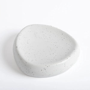 Kit de banheiro decorativo na cor areia produzido em cerâmica refinada com superfície esmaltada e fácil higienização com design funcional que otimiza o espaço da bancada, elemento essencial de higiene e decoração que valoriza o espaço com estilo contemporâneo.