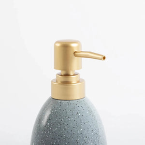 Kit de banheiro decorativo na cor azul produzido em cerâmica refinada com superfície esmaltada e fácil higienização com design funcional que otimiza o espaço da bancada, perfeita para manter os itens de cuidados pessoais organizados com muito bom gosto.