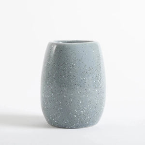 Kit de banheiro decorativo na cor azul produzido em cerâmica refinada com superfície esmaltada e fácil higienização com design funcional que otimiza o espaço da bancada, solução charmosa para renovar o ambiente e criar uma atmosfera acolhedora e organizada.