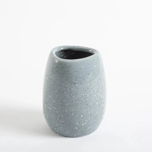 Kit de banheiro decorativo na cor azul produzido em cerâmica refinada com superfície esmaltada e fácil higienização com design funcional que otimiza o espaço da bancada, elemento essencial de higiene e decoração que valoriza o espaço com estilo contemporâneo.