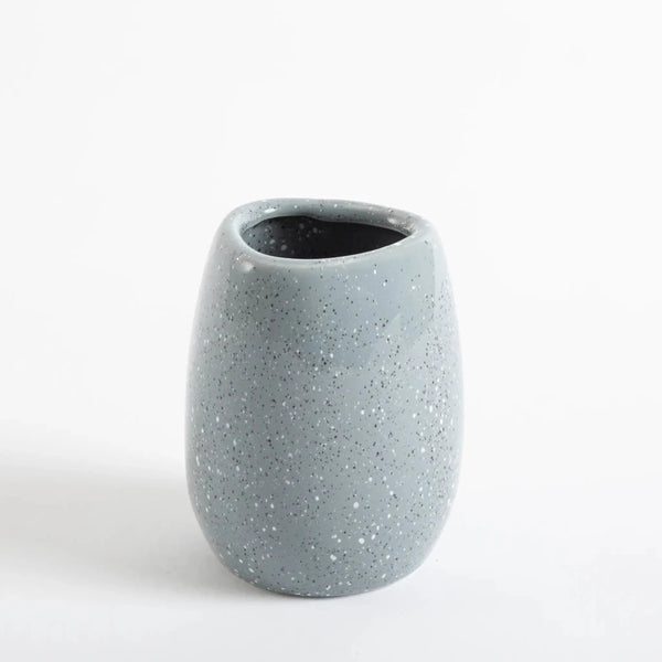 Kit de banheiro decorativo na cor azul produzido em cerâmica refinada com superfície esmaltada e fácil higienização com design funcional que otimiza o espaço da bancada, elemento essencial de higiene e decoração que valoriza o espaço com estilo contemporâneo.