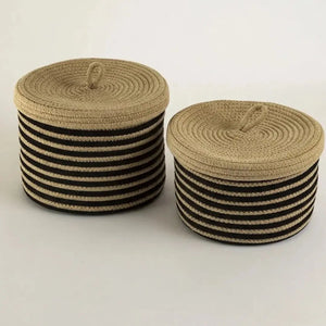 Kit de cestos organizadores decorativos confeccionado em corda tramada flexível e durável com acabamento reforçado nas bordas superiores, uma escolha prática e muito bonita para armazenar brinquedos, mantas ou roupas com suavidade.