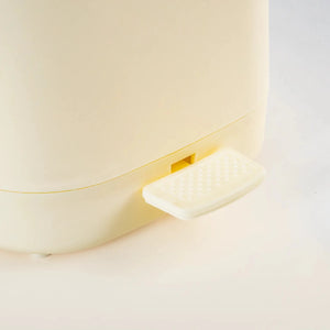 Lixeira de banheiro na cor branca confeccionado em estrutura resistente com excelente acabamento superficial com design funcional que otimiza o espaço da bancada, uma escolha prática e refinada para transformar a decoração e funcionalidade do seu banheiro.
