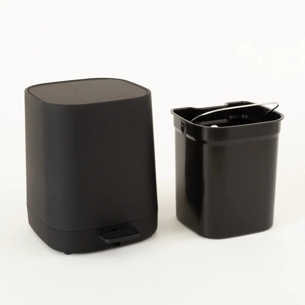 Kit de banheiro decorativo na cor preta confeccionado em estrutura resistente com excelente acabamento superficial com design funcional que otimiza o espaço da bancada, peça indispensável que une o design moderno à praticidade necessária para o dia a dia.