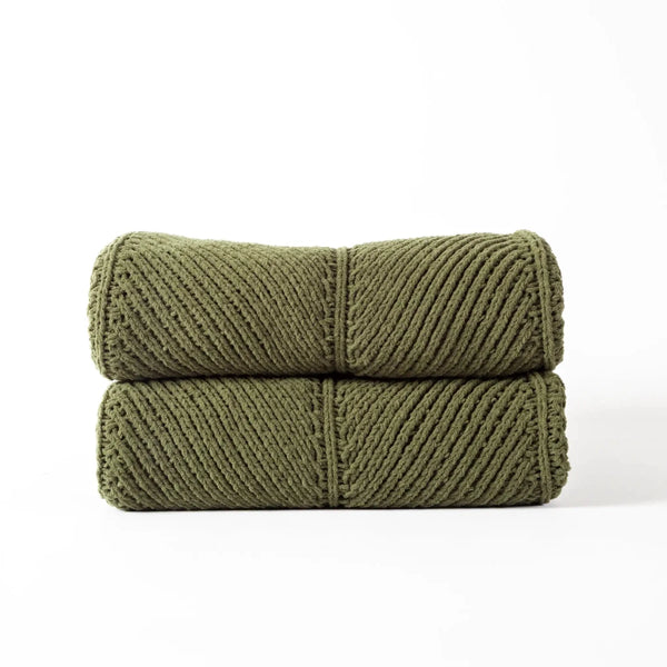 Manta decorativa para sofá e cama na cor verde confeccionada com trama encorpada e textura dupla face com acabamento refinado, ideal para aquecer os dias mais frios enquanto renova a estética do ambiente com sofisticação.