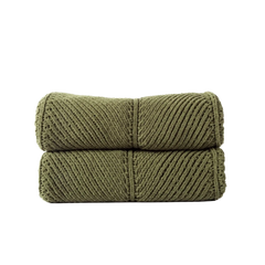 Manta decorativa para sofá e cama no tamanho 130X170 cm na cor verde confeccionada com trama encorpada e textura dupla face com franjas decorativas amarradas à mão nas extremidades, sinônimo de elegância funcional, ideal para deixar o espaço de descanso muito mais convidativo.
