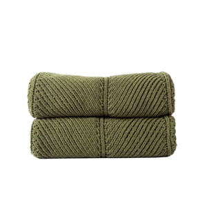 Manta decorativa para sofá e cama no tamanho 130X170 cm na cor verde confeccionada com trama encorpada e textura dupla face com franjas decorativas amarradas à mão nas extremidades, sinônimo de elegância funcional, ideal para deixar o espaço de descanso muito mais convidativo.