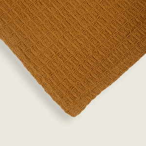 Manta em tecido jacquard no tamanho 130X170 cm com tom versátil confeccionada em tecido de toque macio e confortável com acabamento refinado, uma escolha versátil e elegante para criar camadas de texturas ricas na decoração do seu lar.