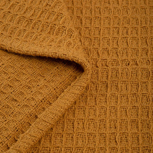 Manta em tecido jacquard no tamanho 130X170 cm com tom versátil confeccionada em tecido de toque macio e confortável com acabamento refinado, proporciona conforto térmico ideal com caimento leve, valorizando o design do mobiliário.