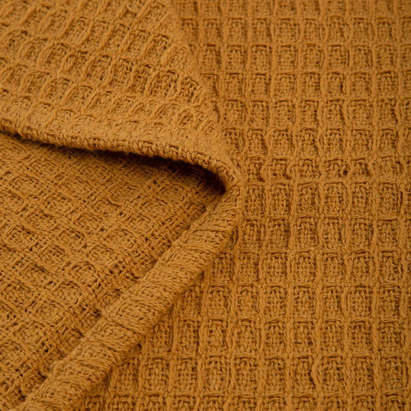 Manta em tecido jacquard no tamanho 130X170 cm com tom versátil confeccionada em tecido de toque macio e confortável com acabamento refinado, proporciona conforto térmico ideal com caimento leve, valorizando o design do mobiliário.