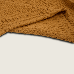 Manta em tecido jacquard no tamanho 130X170 cm com tom versátil confeccionada em tecido de toque macio e confortável com acabamento refinado, adiciona personalidade e uma sensação única de bem-estar em salas de estar ou dormitórios.