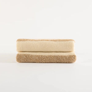 Manta decorativa para sofá e cama com tom versátil confeccionada em tecido de toque macio e confortável com acabamento refinado, ideal para aquecer os dias mais frios enquanto renova a estética do ambiente com sofisticação.