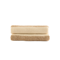Manta decorativa para sofá e cama no tamanho 130X170 cm na cor natural confeccionada com trama encorpada e textura dupla face com acabamento refinado, sinônimo de elegância funcional, ideal para deixar o espaço de descanso muito mais convidativo.