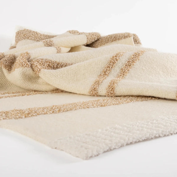 Manta decorativa para sofá e cama com tom versátil confeccionada em tecido de toque macio e confortável com acabamento refinado, combina a beleza do trabalho têxtil com a praticidade necessária para o uso diário na casa.