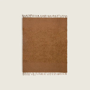 Manta decorativa para sofá e cama no tamanho 130X170 cm com tom versátil confeccionada em tecido de toque macio e confortável com acabamento refinado, proporciona conforto térmico ideal com caimento leve, valorizando o design do mobiliário.
