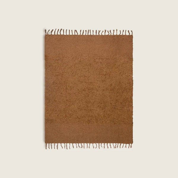 Manta decorativa para sofá e cama no tamanho 130X170 cm com tom versátil confeccionada em tecido de toque macio e confortável com acabamento refinado, proporciona conforto térmico ideal com caimento leve, valorizando o design do mobiliário.