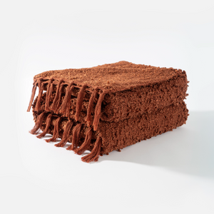 Manta decorativa para sofá e cama no tamanho 130X170 cm na cor terracota confeccionada em tecido de toque macio e confortável com acabamento refinado, uma escolha versátil e elegante para criar camadas de texturas ricas na decoração do seu lar.