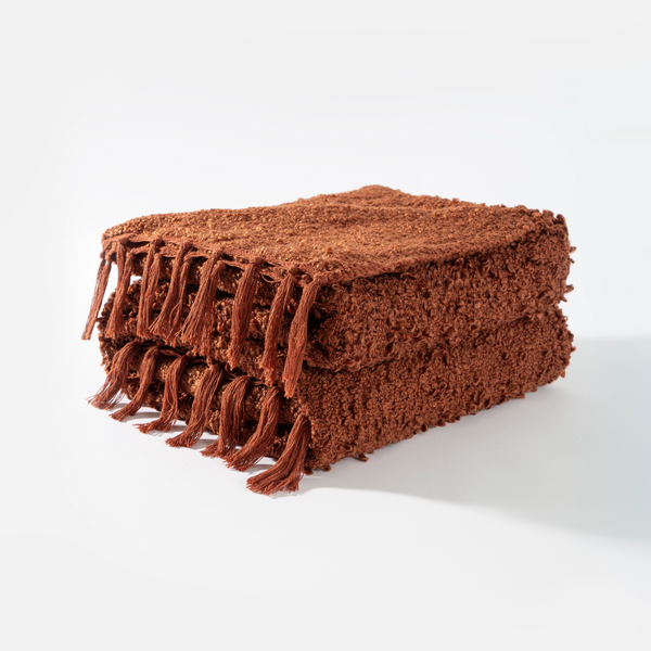 Manta decorativa para sofá e cama no tamanho 130X170 cm na cor terracota confeccionada em tecido de toque macio e confortável com acabamento refinado, uma escolha versátil e elegante para criar camadas de texturas ricas na decoração do seu lar.
