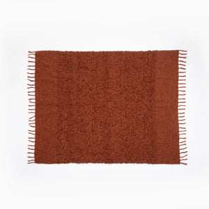 Manta decorativa para sofá e cama no tamanho 130X170 cm na cor terracota confeccionada em tecido de toque macio e confortável com acabamento refinado, sinônimo de elegância funcional, ideal para deixar o espaço de descanso muito mais convidativo.