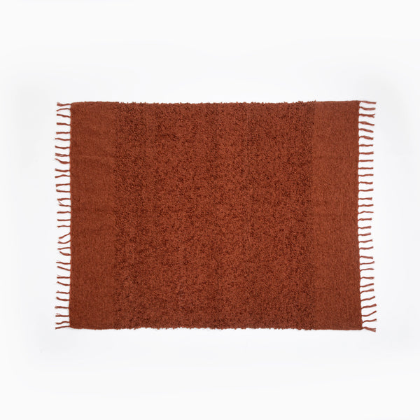 Manta decorativa para sofá e cama no tamanho 130X170 cm na cor terracota confeccionada em tecido de toque macio e confortável com acabamento refinado, sinônimo de elegância funcional, ideal para deixar o espaço de descanso muito mais convidativo.