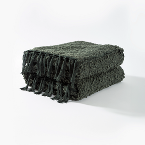 Manta decorativa para sofá e cama no tamanho 130X170 cm na cor verde confeccionada em tecido de toque macio e confortável com acabamento refinado, adiciona personalidade e uma sensação única de bem-estar em salas de estar ou dormitórios.