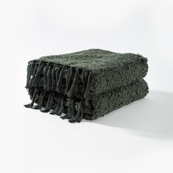 Manta decorativa para sofá e cama no tamanho 130X170 cm na cor verde confeccionada em tecido de toque macio e confortável com acabamento refinado, adiciona personalidade e uma sensação única de bem-estar em salas de estar ou dormitórios.