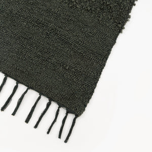 Manta decorativa para sofá e cama no tamanho 130X170 cm na cor verde confeccionada em tecido de toque macio e confortável com acabamento refinado, uma escolha versátil e elegante para criar camadas de texturas ricas na decoração do seu lar.