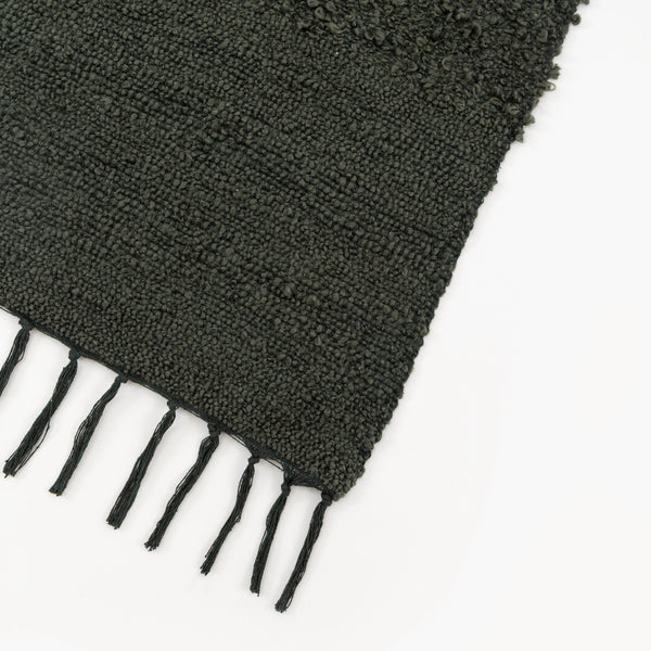 Manta decorativa para sofá e cama no tamanho 130X170 cm na cor verde confeccionada em tecido de toque macio e confortável com acabamento refinado, uma escolha versátil e elegante para criar camadas de texturas ricas na decoração do seu lar.