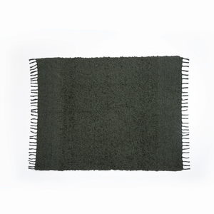 Manta decorativa para sofá e cama no tamanho 130X170 cm na cor verde confeccionada em tecido de toque macio e confortável com acabamento refinado, ideal para aquecer os dias mais frios enquanto renova a estética do ambiente com sofisticação.