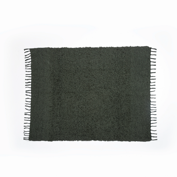 Manta decorativa para sofá e cama no tamanho 130X170 cm na cor verde confeccionada em tecido de toque macio e confortável com acabamento refinado, ideal para aquecer os dias mais frios enquanto renova a estética do ambiente com sofisticação.