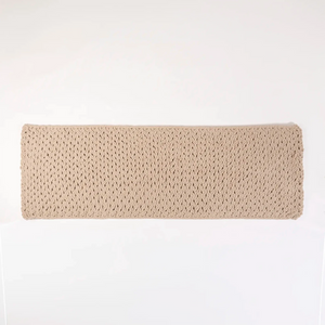 Manta decorativa para sofá e cama na cor natural confeccionada com trama encorpada e textura dupla face com acabamento refinado, combina a beleza do trabalho têxtil com a praticidade necessária para o uso diário na casa.