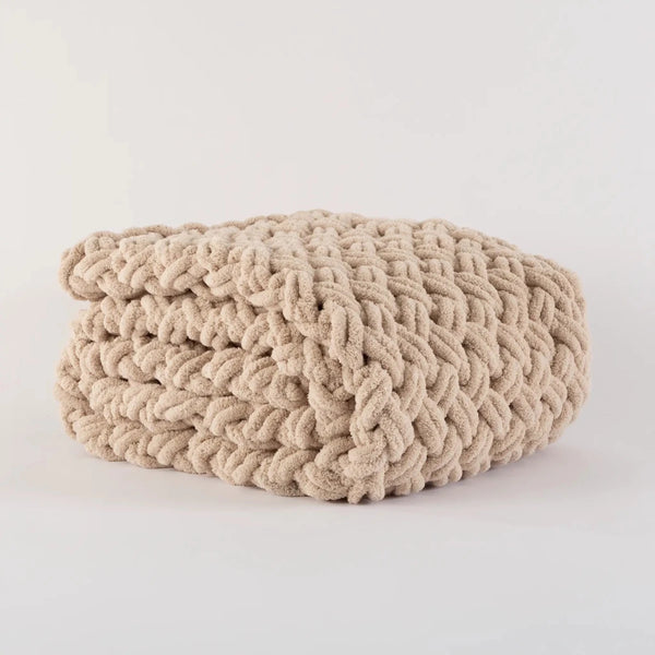 Manta decorativa para sofá e cama na cor natural confeccionada com trama encorpada e textura dupla face com acabamento refinado, ideal para aquecer os dias mais frios enquanto renova a estética do ambiente com sofisticação.