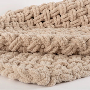 Manta decorativa para sofá e cama na cor natural confeccionada com trama encorpada e textura dupla face com acabamento refinado, uma escolha versátil e elegante para criar camadas de texturas ricas na decoração do seu lar.