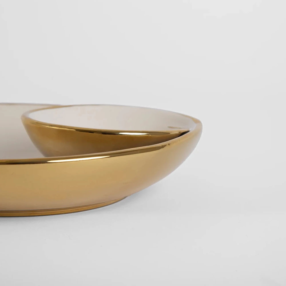 Petisqueira de cerâmica na cor creme estruturado em cerâmica refinada com filete dourado artesanal e acabamento sofisticado com compartimento prático integrado para molhos e aperitivos, solução autêntica e funcional para surpreender convidados e renovar os utensílios de servir.