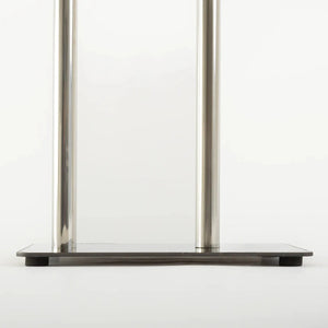 Suporte porta-papel higiênico em acabamento inox confeccionado em aço inox cromado de alta resistência à umidade com base firme de piso que dispensa furações na parede, elemento essencial de higiene e decoração que valoriza o espaço com estilo contemporâneo.