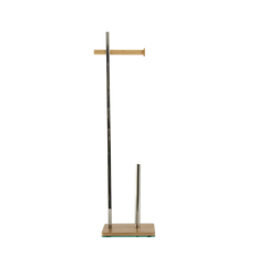 Suporte porta-papel higiênico em acabamento inox desenvolvido em estrutura metálica com detalhes em bambu sustentável com base firme de piso que dispensa furações na parede, ideal para organizar a bancada do lavabo com elegância, higiene e sofisticação.