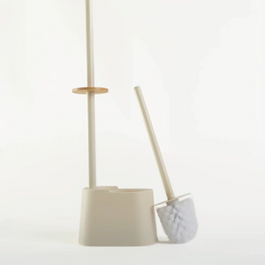 Escova sanitária com suporte na cor branca confeccionado em estrutura resistente com excelente acabamento superficial com design funcional que otimiza o espaço da bancada, ideal para organizar a bancada do lavabo com elegância, higiene e sofisticação.