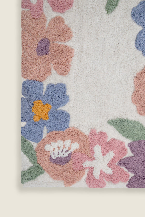 Tapete decorativo com estampa floral orgânica no tamanho 50x80 cm confeccionado em algodão natural sustentável de alta resistência com costuras e acabamentos reforçados nas bordas, traz harmonia visual e preenche o espaço de forma aconchegante com sua presença marcante.
