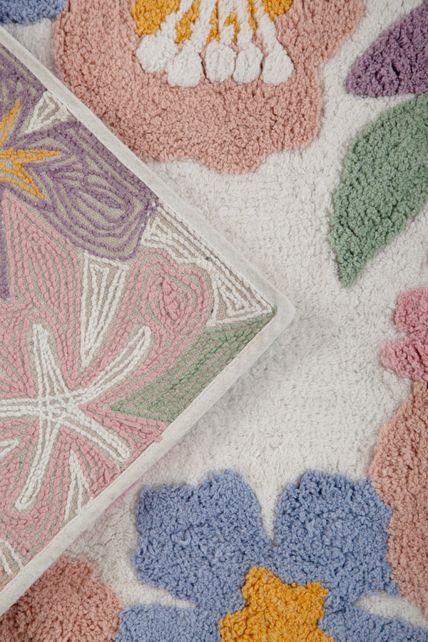 Tapete decorativo com estampa floral orgânica no tamanho 50x80 cm confeccionado em algodão natural sustentável de alta resistência com costuras e acabamentos reforçados nas bordas, agrega valor estético e uma agradável sensação de acolhimento para o bem-estar da família.