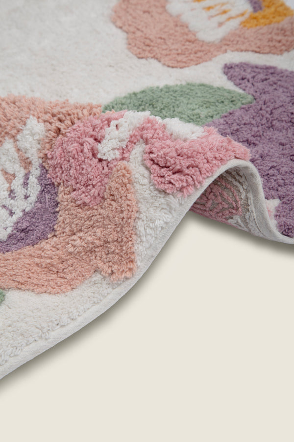 Tapete decorativo com estampa floral orgânica no tamanho 50x80 cm confeccionado em algodão natural sustentável de alta resistência com costuras e acabamentos reforçados nas bordas, uma escolha estratégica e sofisticada para transformar a atmosfera do ambiente com suavidade.