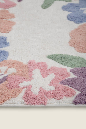 Tapete decorativo com estampa floral orgânica no tamanho 50x80 cm confeccionado em algodão natural sustentável de alta resistência com costuras e acabamentos reforçados nas bordas, perfeito para delimitar espaços com muito charme e proporcionar conforto térmico ao caminhar.