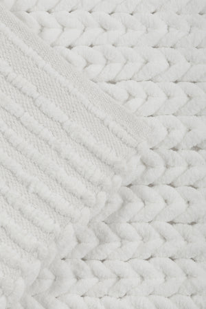 Tapete de algodão decorativo no tamanho 50x80 cm confeccionado em puro algodão com texturas e relevos em técnica tufting com costuras e acabamentos reforçados nas bordas, perfeito para delimitar espaços com muito charme e proporcionar conforto térmico ao caminhar.