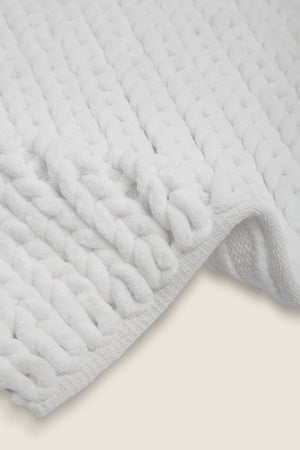 Tapete de algodão decorativo no tamanho 50x80 cm confeccionado em puro algodão com texturas e relevos em técnica tufting com costuras e acabamentos reforçados nas bordas, elemento indispensável para renovar o lar com leveza, praticidade e muito bom gosto decorativo.