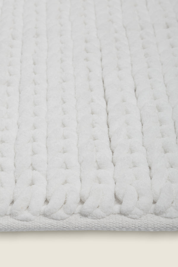 Tapete de algodão decorativo no tamanho 50x80 cm confeccionado em puro algodão com texturas e relevos em técnica tufting com costuras e acabamentos reforçados nas bordas, traz harmonia visual e preenche o espaço de forma aconchegante com sua presença marcante.