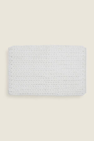 Tapete de algodão decorativo no tamanho 50x80 cm confeccionado em puro algodão com texturas e relevos em técnica tufting com costuras e acabamentos reforçados nas bordas, ideal para complementar salas, quartos ou closets com um toque de design têxtil autêntico.