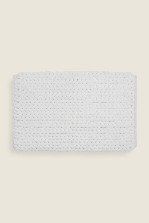 Tapete de algodão decorativo no tamanho 50x80 cm confeccionado em puro algodão com texturas e relevos em técnica tufting com costuras e acabamentos reforçados nas bordas, ideal para complementar salas, quartos ou closets com um toque de design têxtil autêntico.