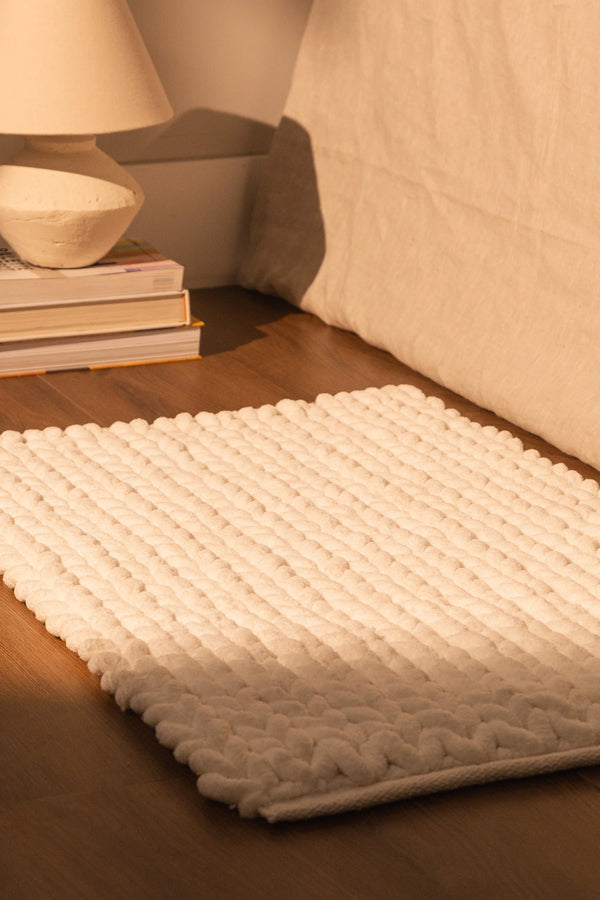 Tapete de algodão decorativo no tamanho 50x80 cm confeccionado em puro algodão com texturas e relevos em técnica tufting com costuras e acabamentos reforçados nas bordas, agrega valor estético e uma agradável sensação de acolhimento para o bem-estar da família.