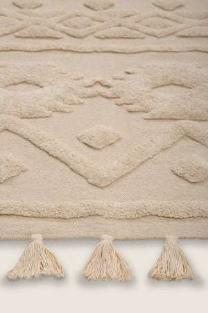 Tapete de algodão decorativo na cor natural confeccionado em puro algodão com texturas e relevos em técnica tufting com costuras e acabamentos reforçados nas bordas, agrega valor estético e uma agradável sensação de acolhimento para o bem-estar da família.